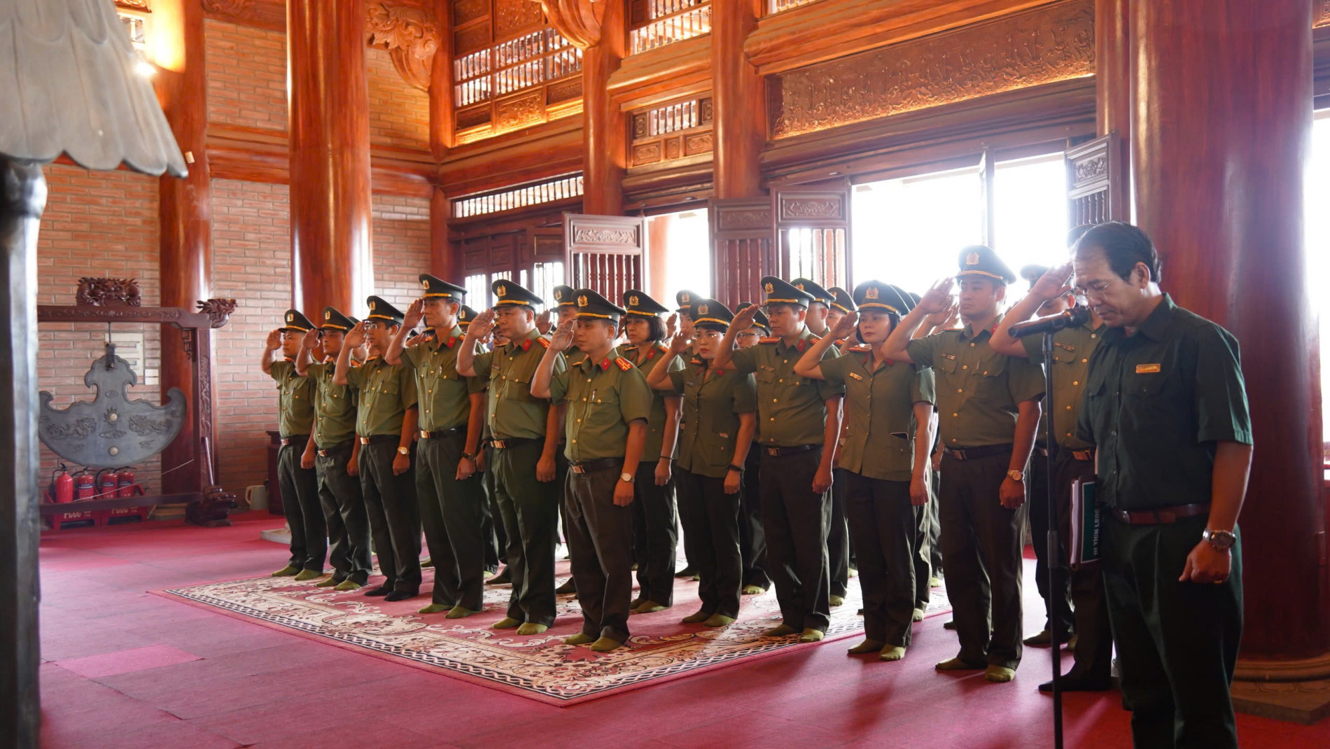 Đoàn dân hương tại Khu di tích lịch sử Quốc gia Thanh niên xung phong 915 (phường Gia Sàng, tỉnh Thái Nguyên)