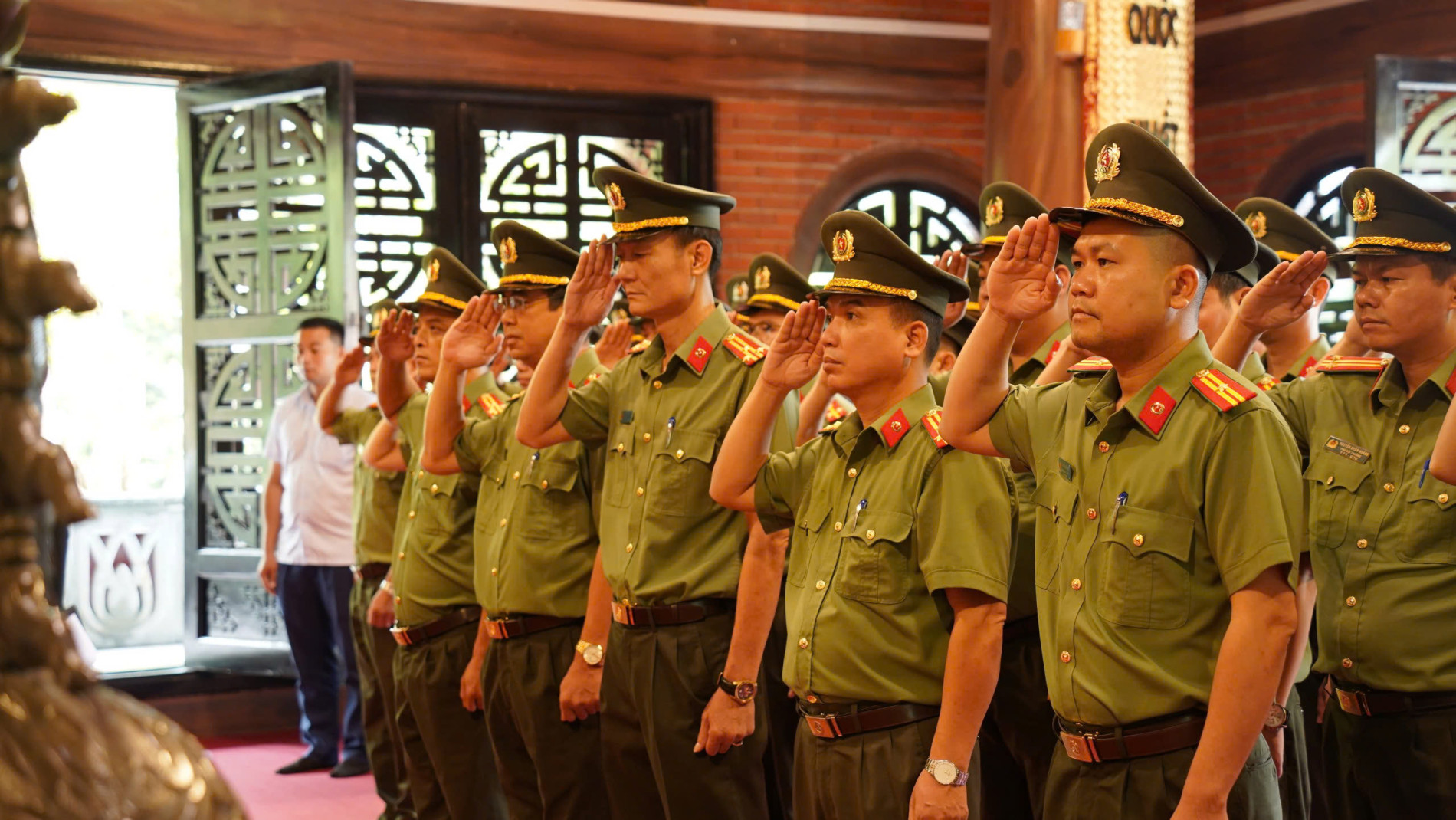 Đoàn dâng hương tại Nhà tưởng niệm Chủ tịch Hồ Chí Minh (ATK)