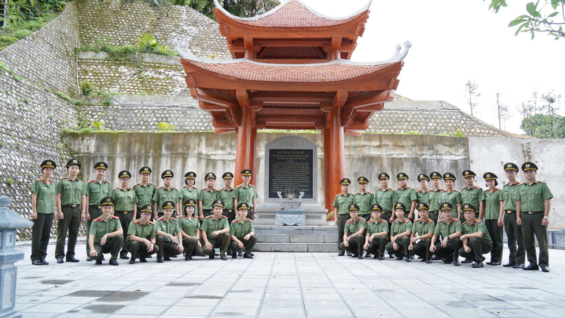 Đoàn ôn lại lịch sử tại nơi tổ chức lễ phong quân hàm cấp tướng đầu tiên của Quân đội nhân dân Việt Nam