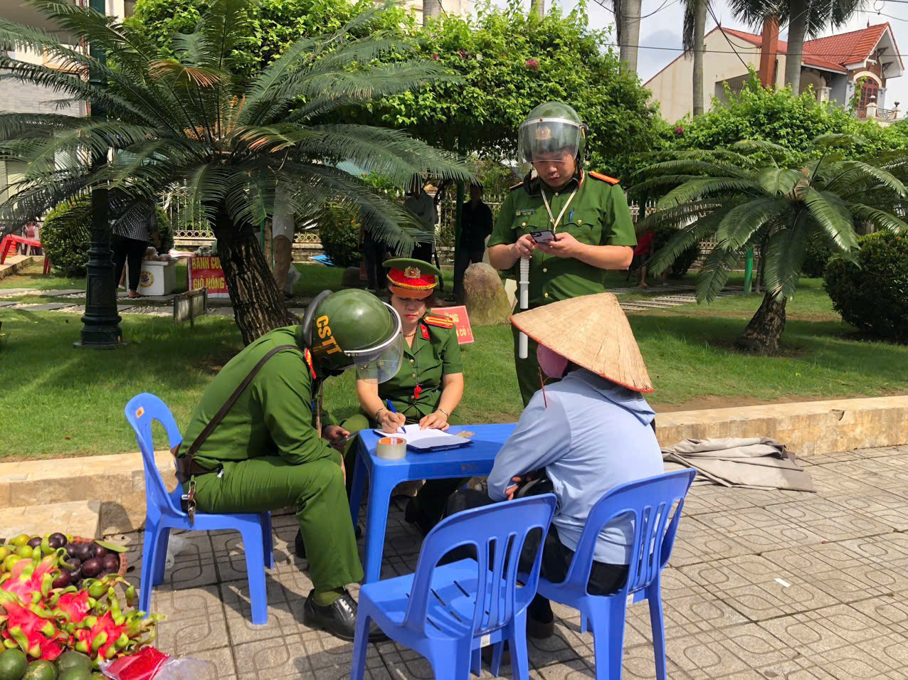 CÔNG AN PHƯỜNG QUYẾT THẮNG RA QUÂN TUYÊN TRUYỀN, TUẦN TRA, KIỂM SOÁT, XỬ LÝ VI PHẠM VỀ TTCC, TTATGT, ĐẢM BẢO MỸ QUAN ĐÔ THỊ TRÊN ĐỊA BÀN