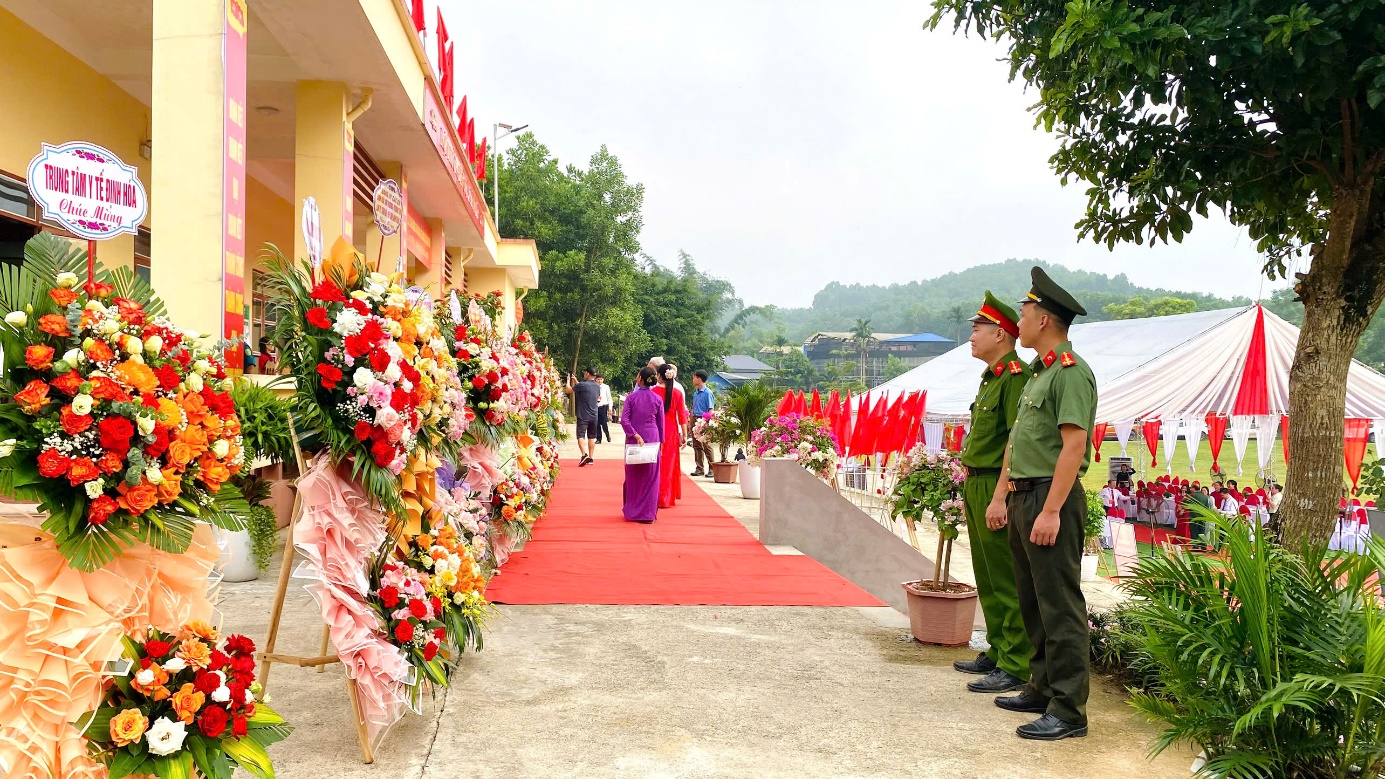 Cán bộ Công an xã Bình Yên đảm bảo ANTT tại địa điểm diễn ra Đại hội