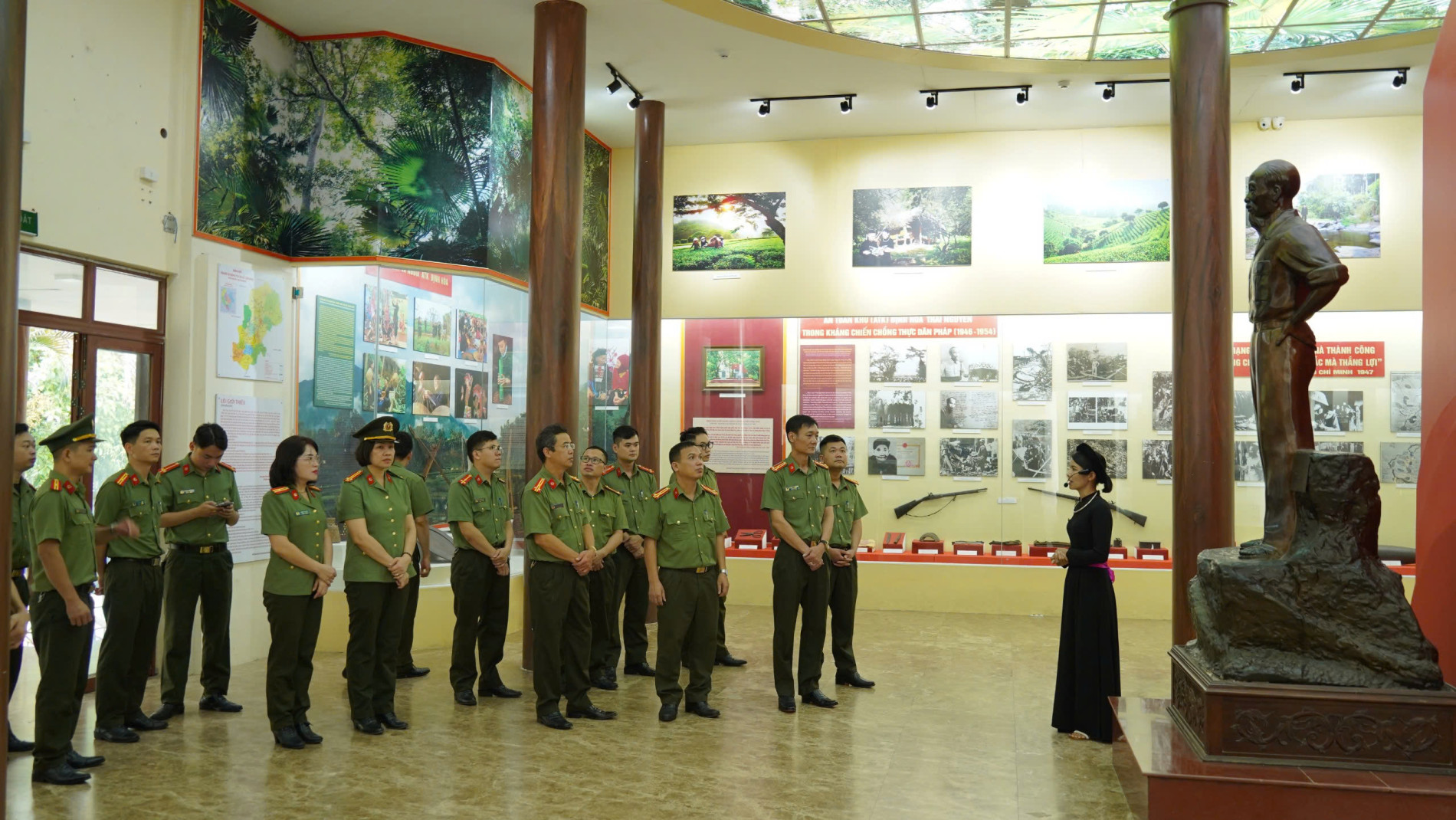 Tham quan Nhà trưng bày hiện vật, tài liệu tại Khu di tích lịch sử An toàn khu (ATK) Định Hóa