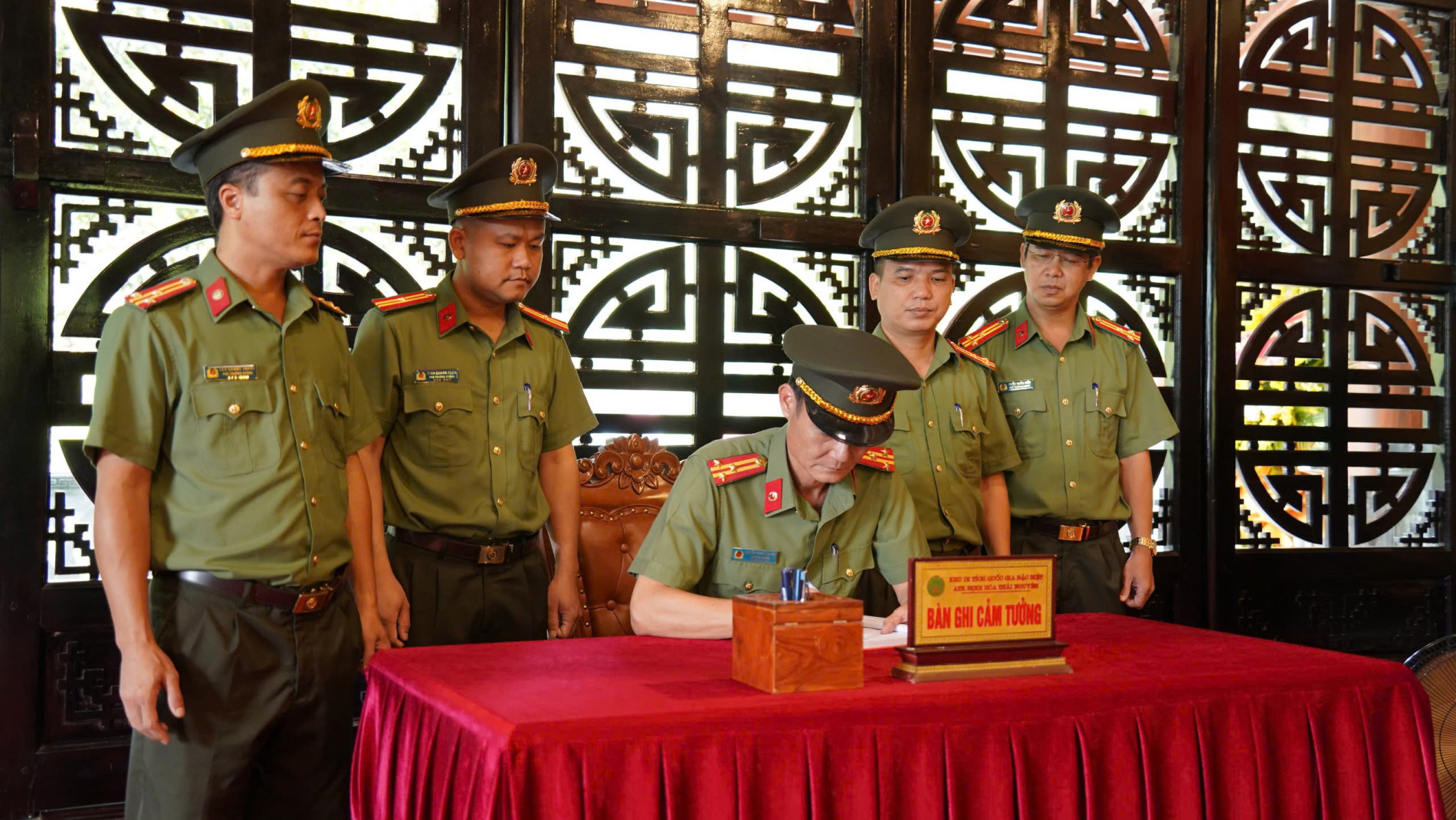 Thượng tá Nguyễn Thanh Nguyên, Bí thư Đảng ủy, Trưởng phòng ghi lại cảm tưởng