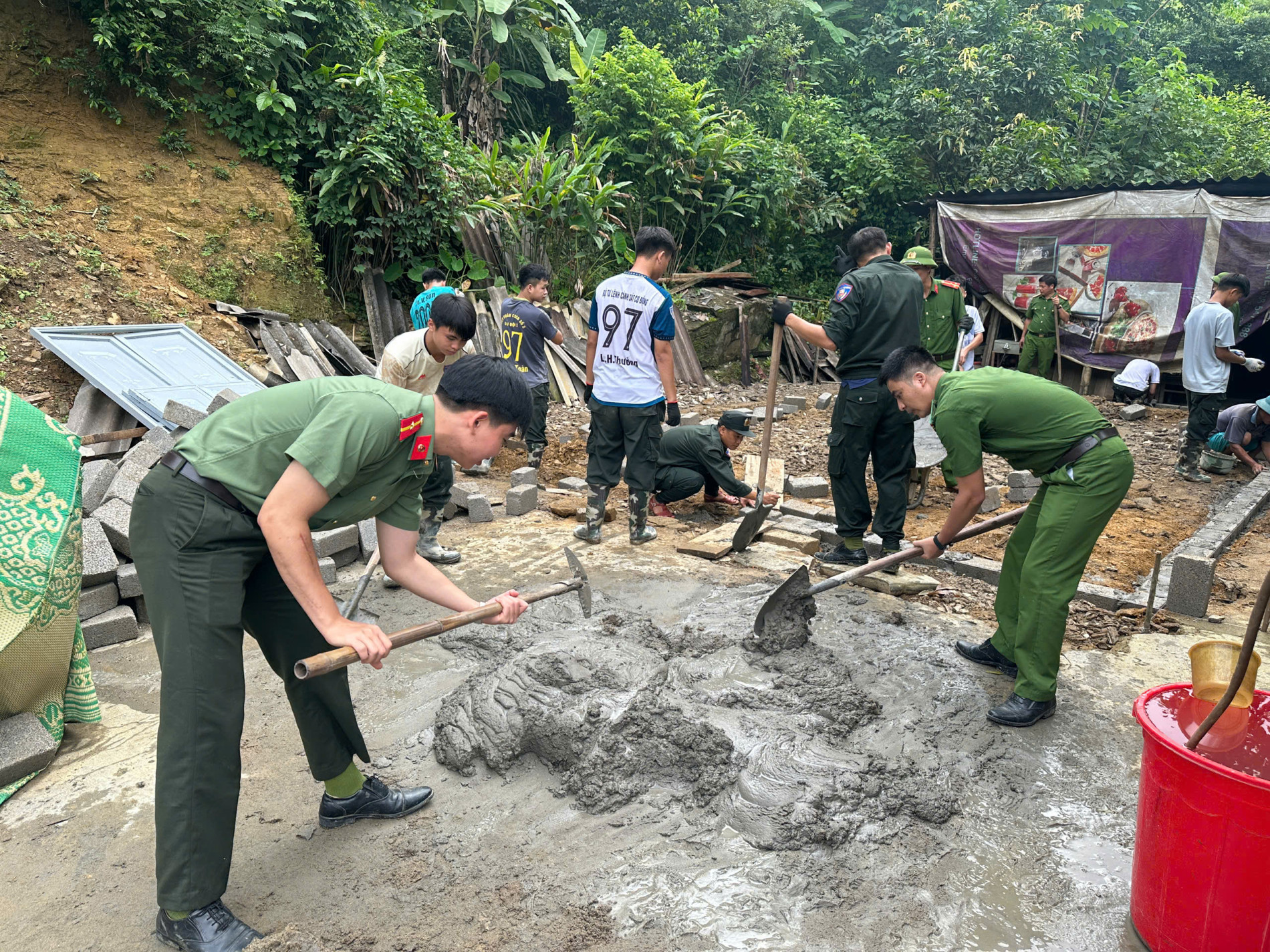 Công an xã Tân Kỳ triển khai chương trình "Xóa nhà tạm, nhà dột nát" - Vì cuộc sống an toàn, ấm no, hạnh phúc của Nhân dân