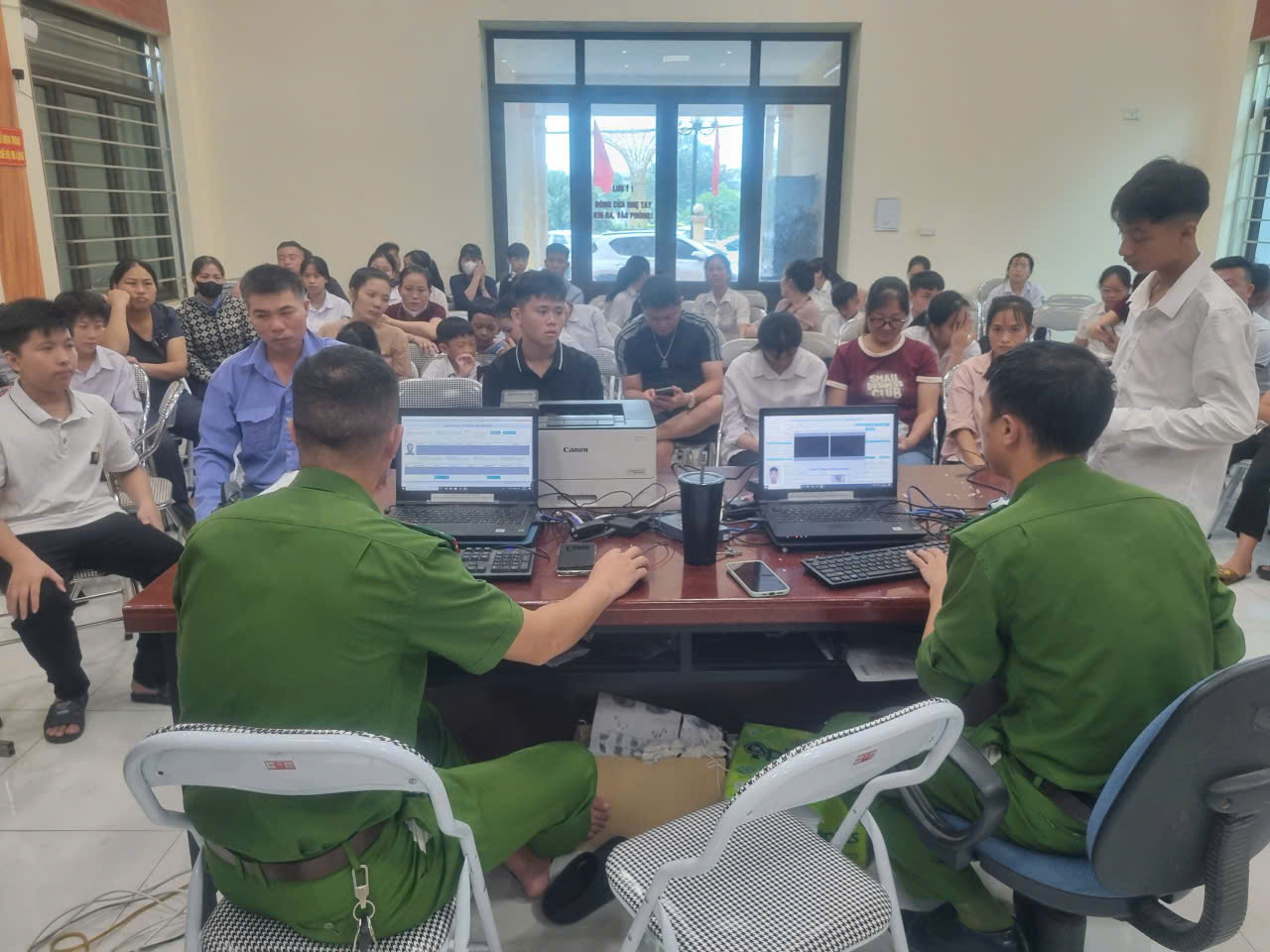 Lực lượng Công an phường thu thập thông tin cấp thẻ căn cước cho công dân