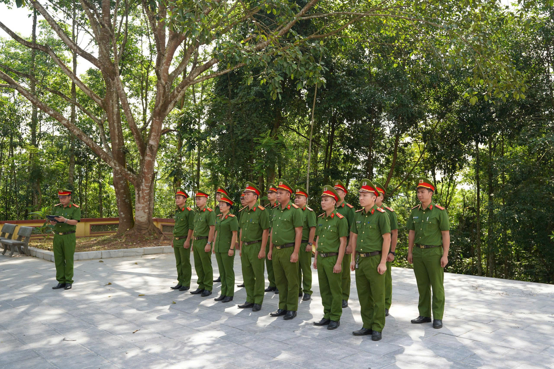 Công an xã Tràng Xá dâng hương tại Khu di tích Rừng Khuôn Mánh