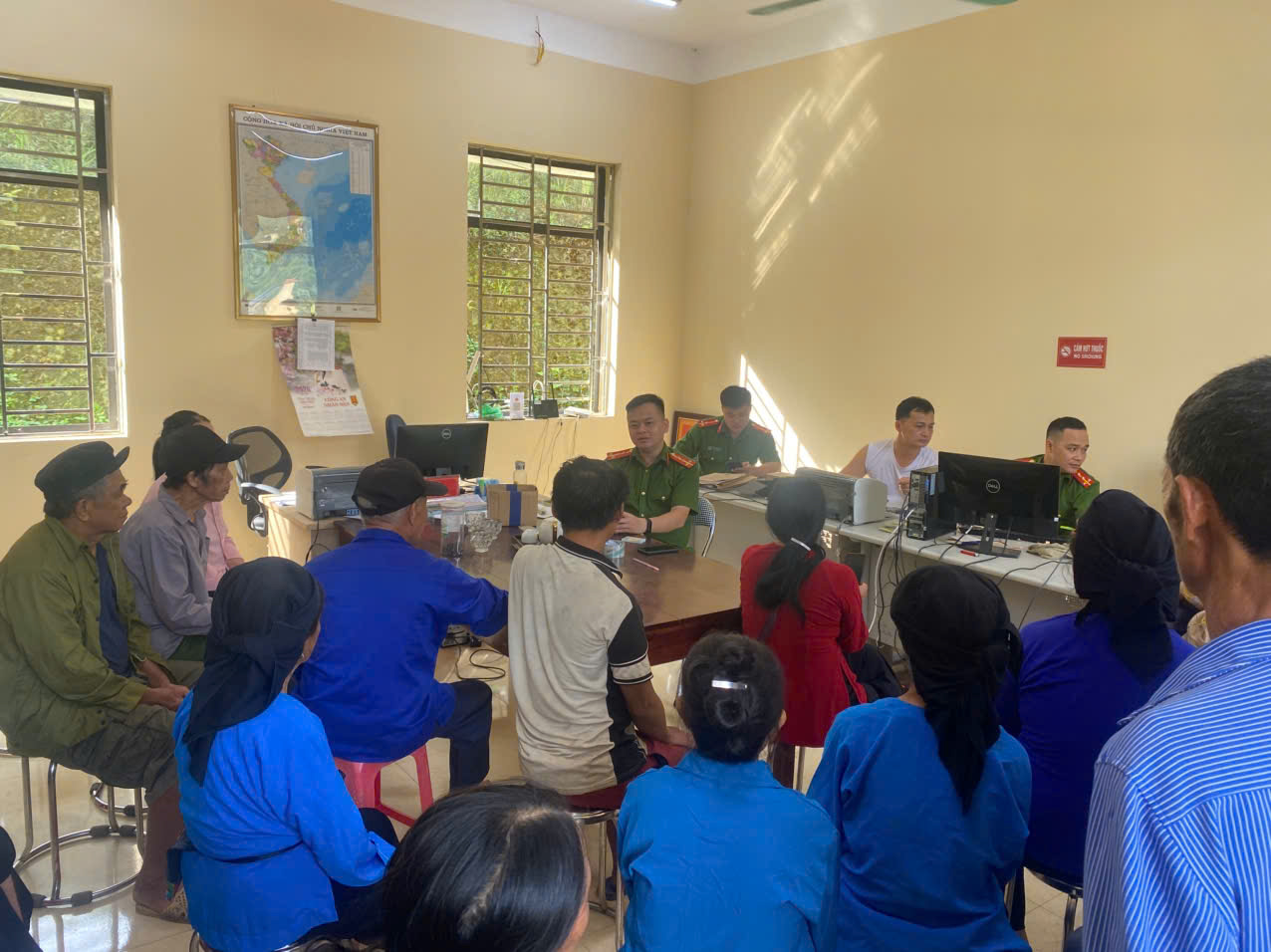 Lực lượng Công an xã Cao Minh tích cực kích hoạt định danh điện tử mức 2 cho quần chúng nhân dân trên địa bàn