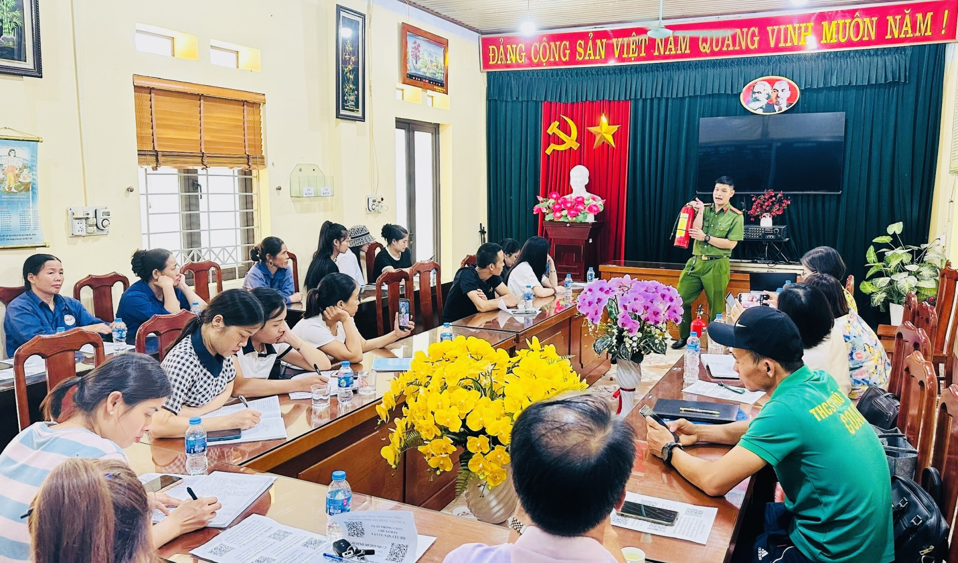 Cán bộ Phòng Cảnh sát PCCC&CNCH hướng dẫn sử dụng bình bột chữa cháy