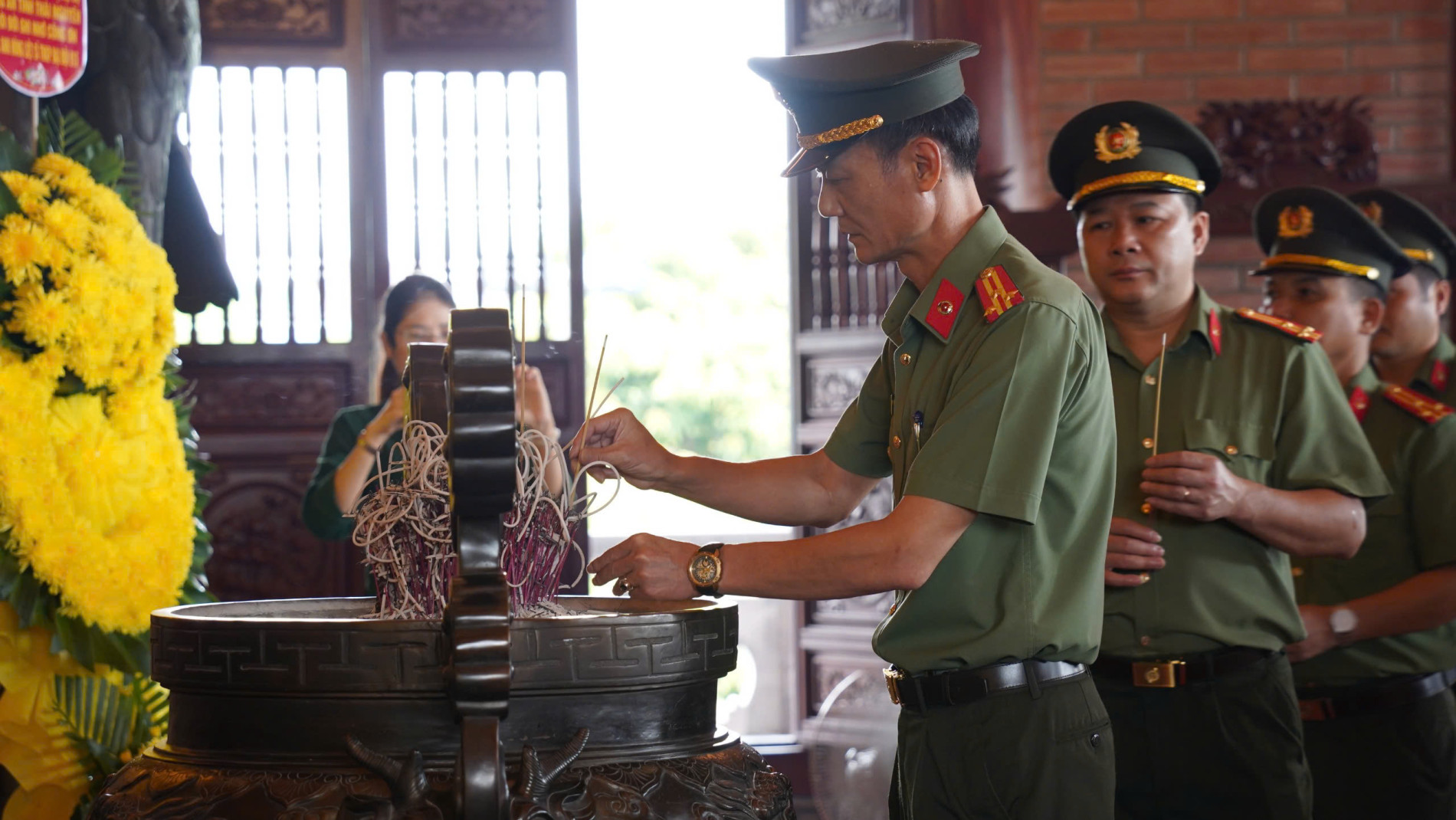 Thượng tá Nguyễn Thanh Nguyên - Bí thư Đảng uỷ, Trưởng phòng An ninh chính trị nội bộ thành kính dâng hương tại Nhà tưởng niệm Chủ tịch Hồ Chí Minh (ATK)