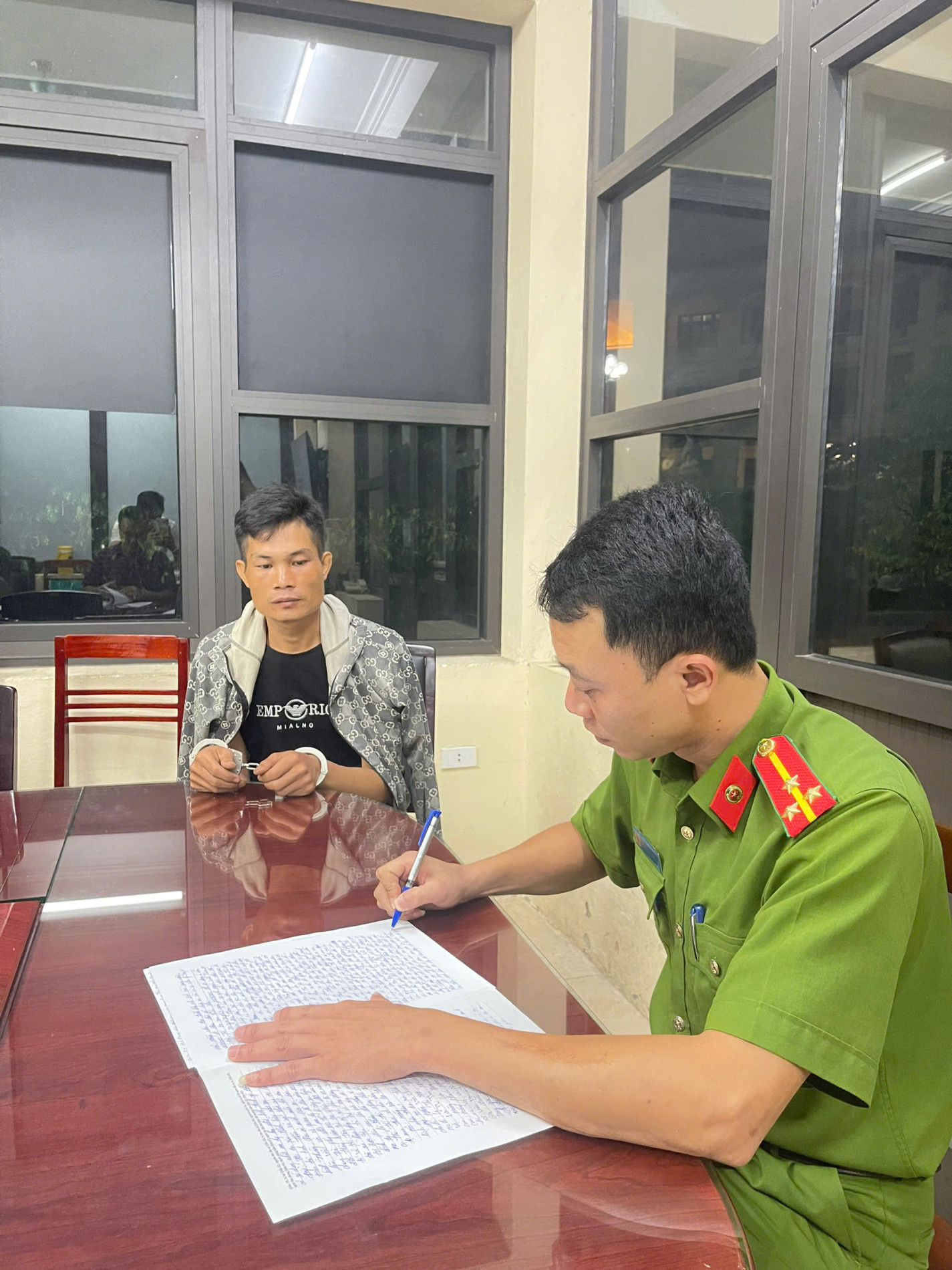 (Đối tượng khai nhận hành vi phạm tội tại cơ quan Công an)