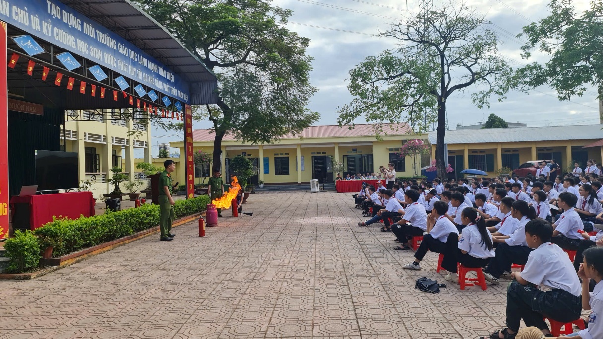 Hơn 2000 người tại Phường Trung Thành được trang bị kiến thức về  phòng cháy, chữa cháy