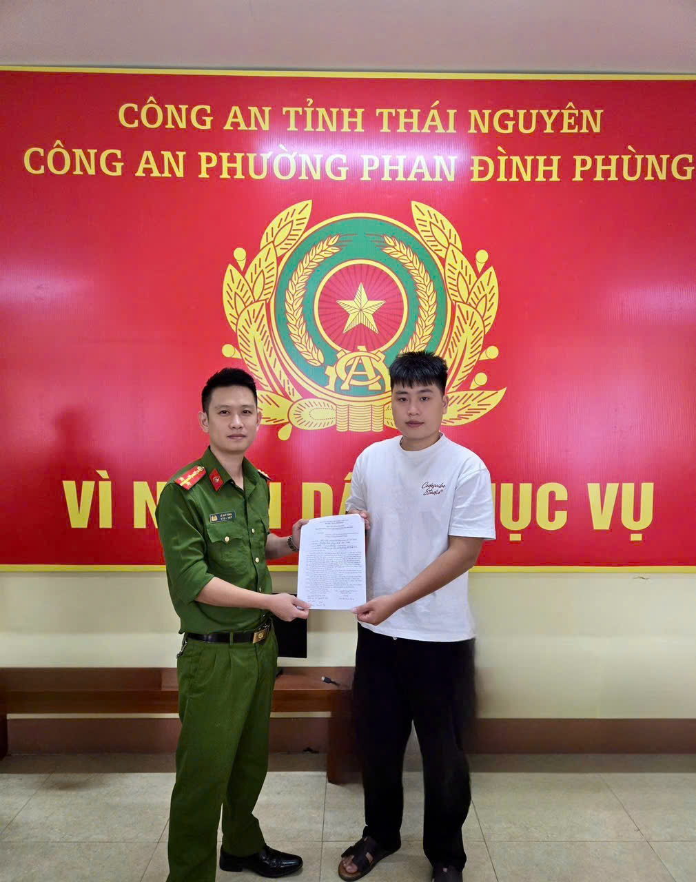 23 10 2025 CAP PHAN DINH PHUNG ảnh công dân tham gia nghĩa vụ
