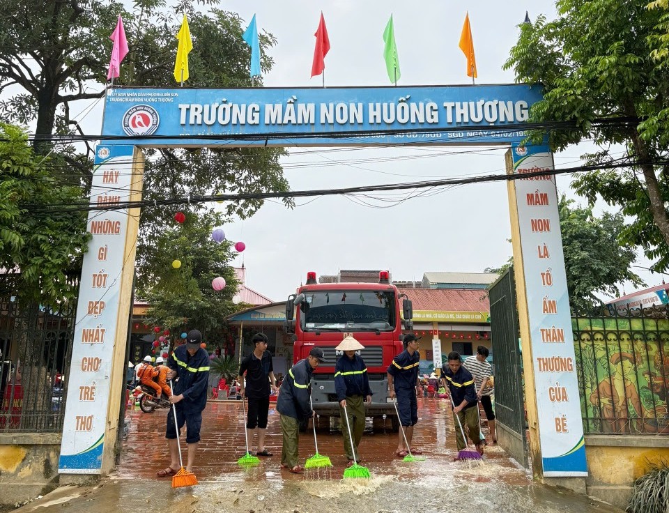Cảnh sát PCCC và CNCH: Đồng hành khôi phục môi trường sau lũ lụt
