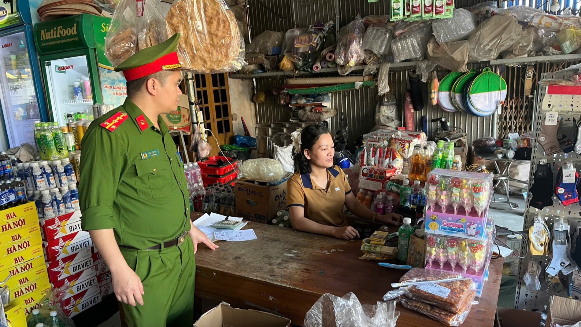 ảnh 01 Cán bộ Công an xã hướng dẫn người dân đăng nhập phầm mêm PCCCjpg