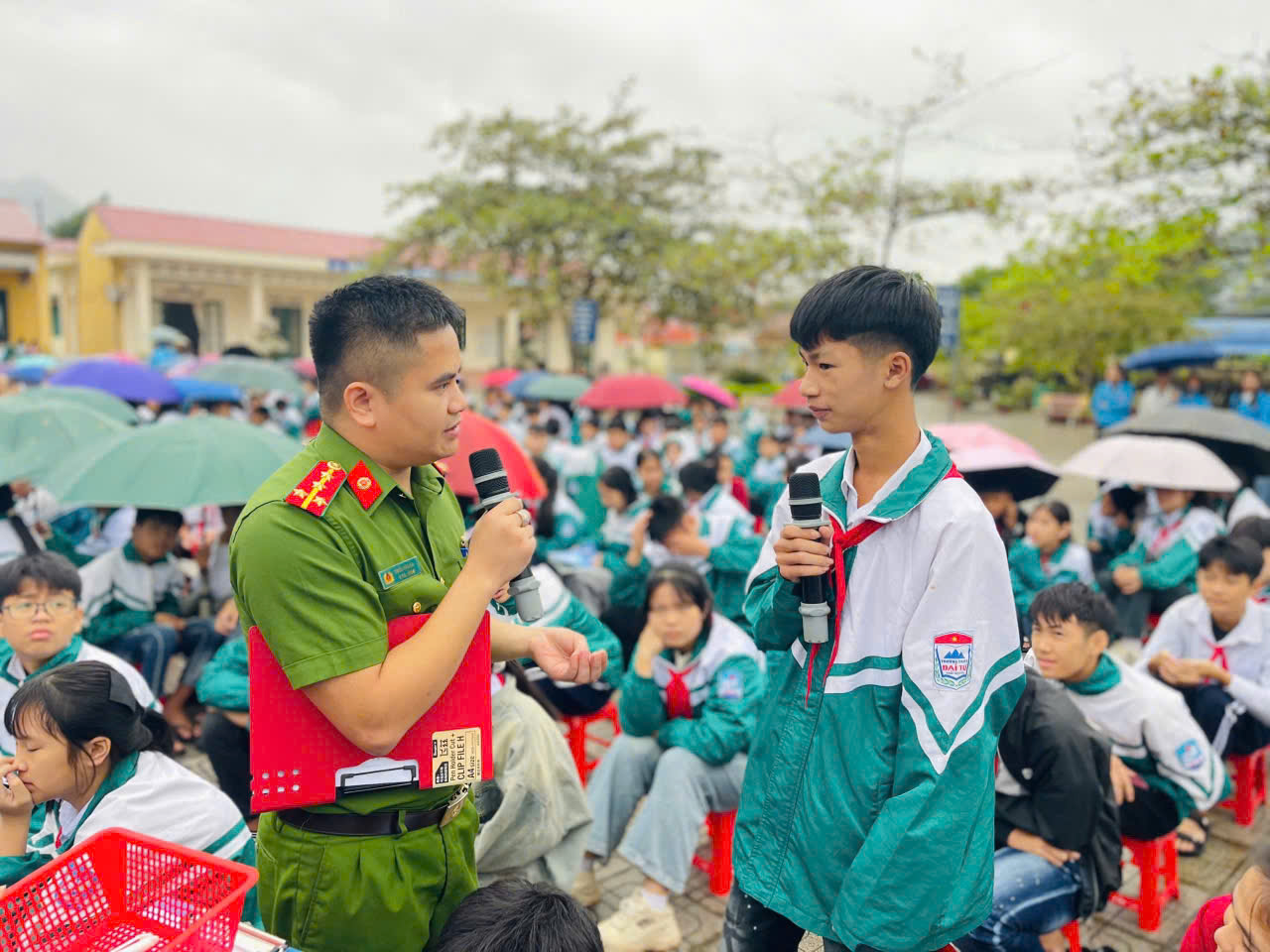 Cán bộ Công an xã Quân Chu tuyên truyền về tội phạm đường phố tại trường học