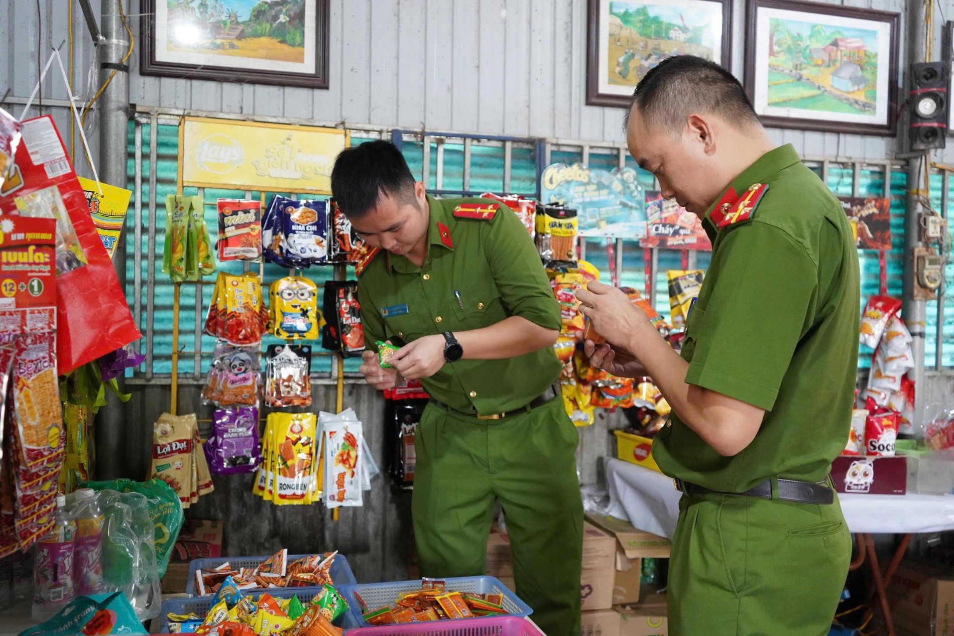 Ảnh 1 tổ công tác tiến hành kiểm tra nguồn gốc xuất xứ các mặt hàng đang được bày bán