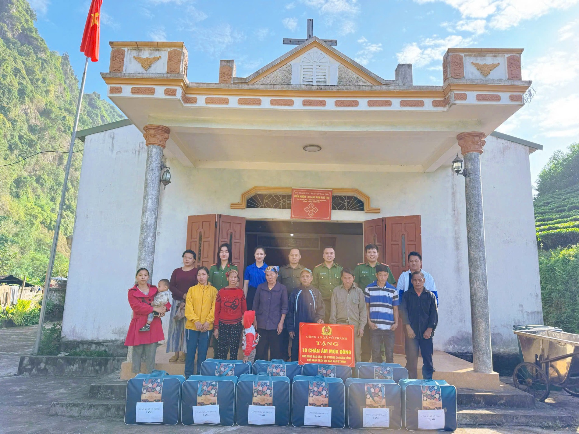 Công an xã Vô tranh trao quà cho các hộ dân đồng bào dân tộc H’Mông tại xóm Phú Thọ