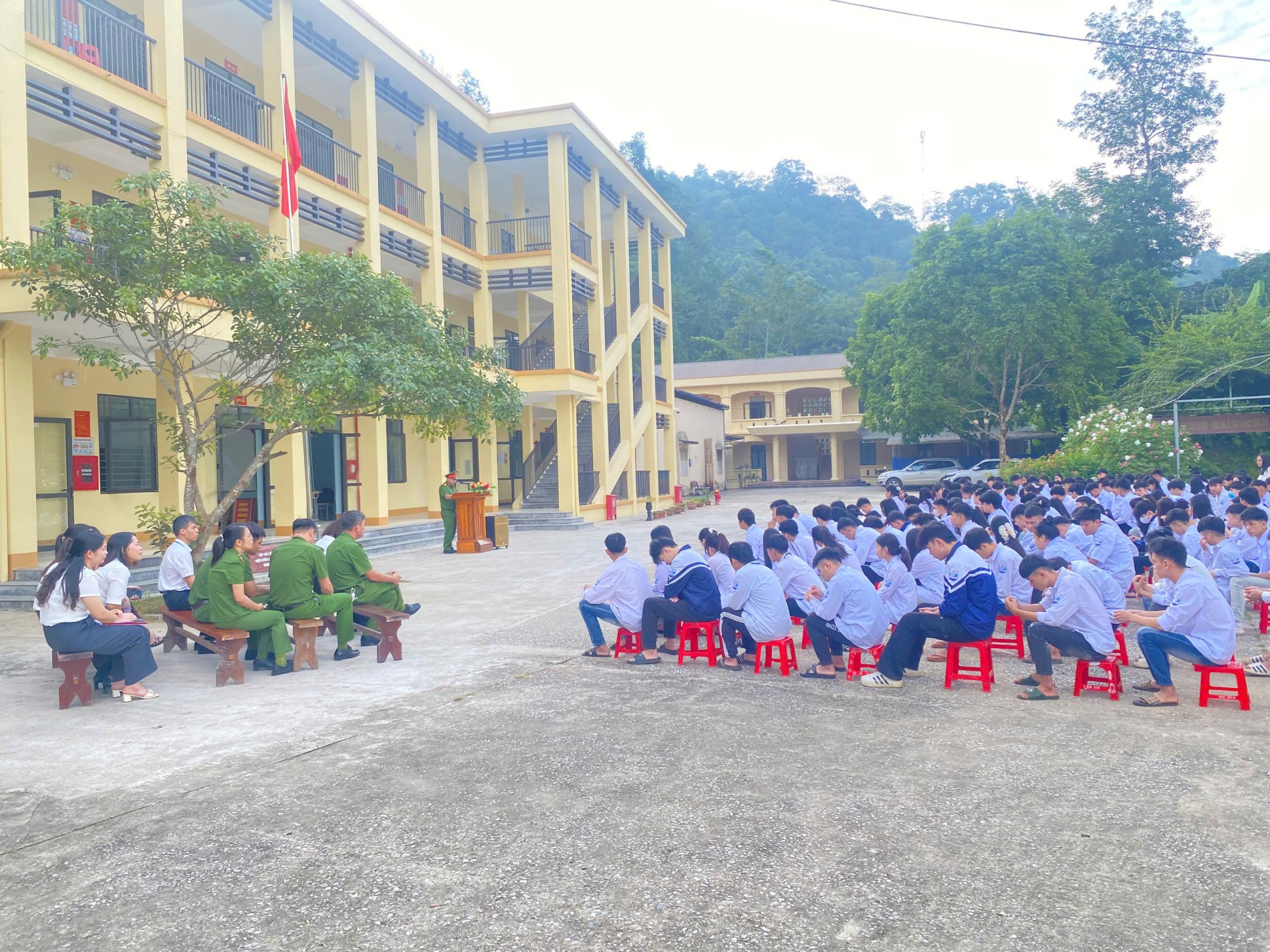 Ảnh 1 CAX phối hợp Trường Trung tâm GDNN GDTX Chợ Đồn tuyên truyền pháp luật