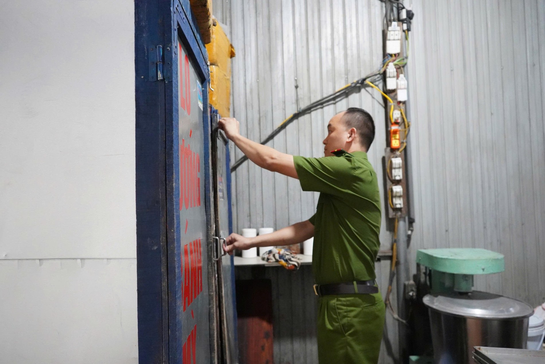 Ảnh 2 tổ công tác tiến hành kiểm tra nguồn gốc xuất xứ các mặt hàng đang được bày bán