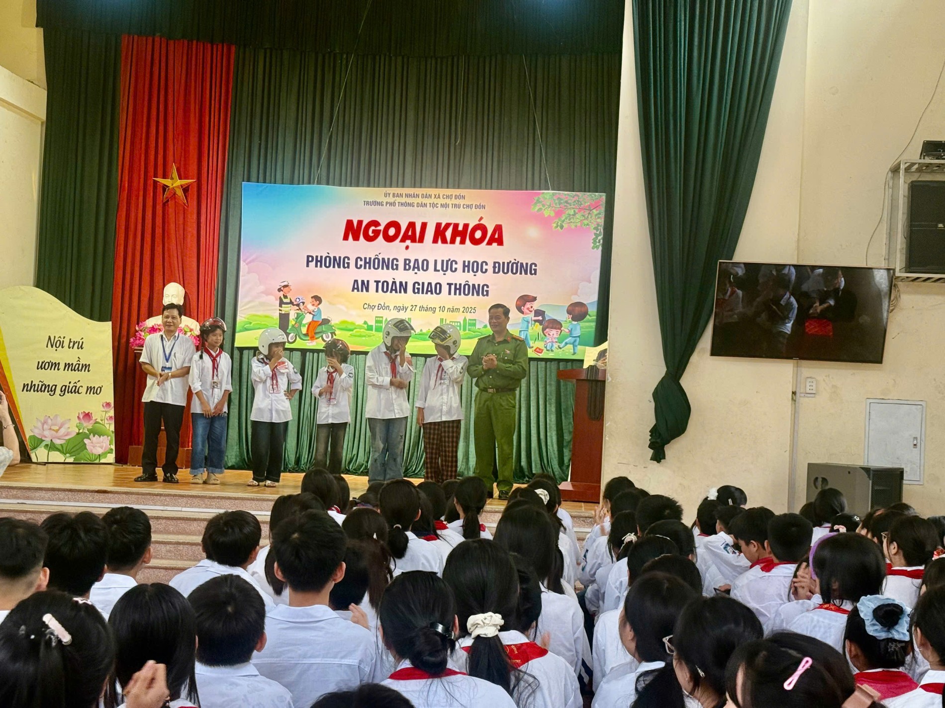 Ảnh 3 CAX phối hợp Trường PTDT Nội trú tổ chức hoạt động ngoại khóa tuyên truyền pháp luật về giao thông và phòng chống bạo lực học đường