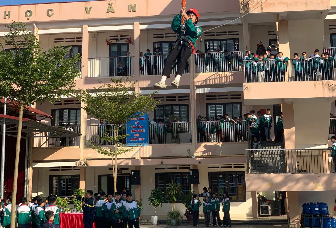 Hơn 500 người trải nghiệm PCCC, CNCH tại THCS Bắc Kạn