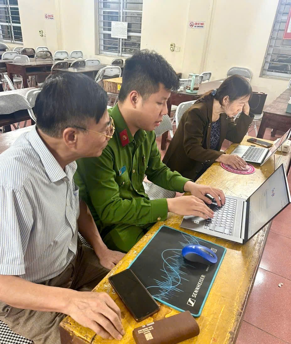 Công an phường Quyết Thắng hướng dẫn các thành viên tổ công nghệ số cộng đồng thực hiện dịch vụ công trực tuyến