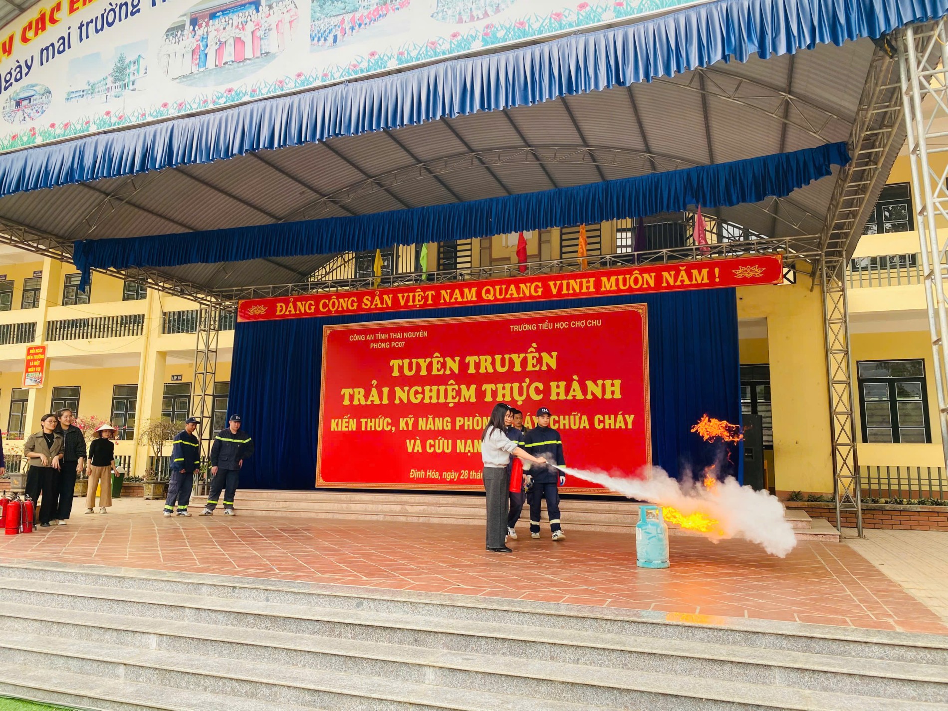 4 Đội PCCC cơ sở thực hành sử dụng bình chữa cháy tại TH Chợ Chu