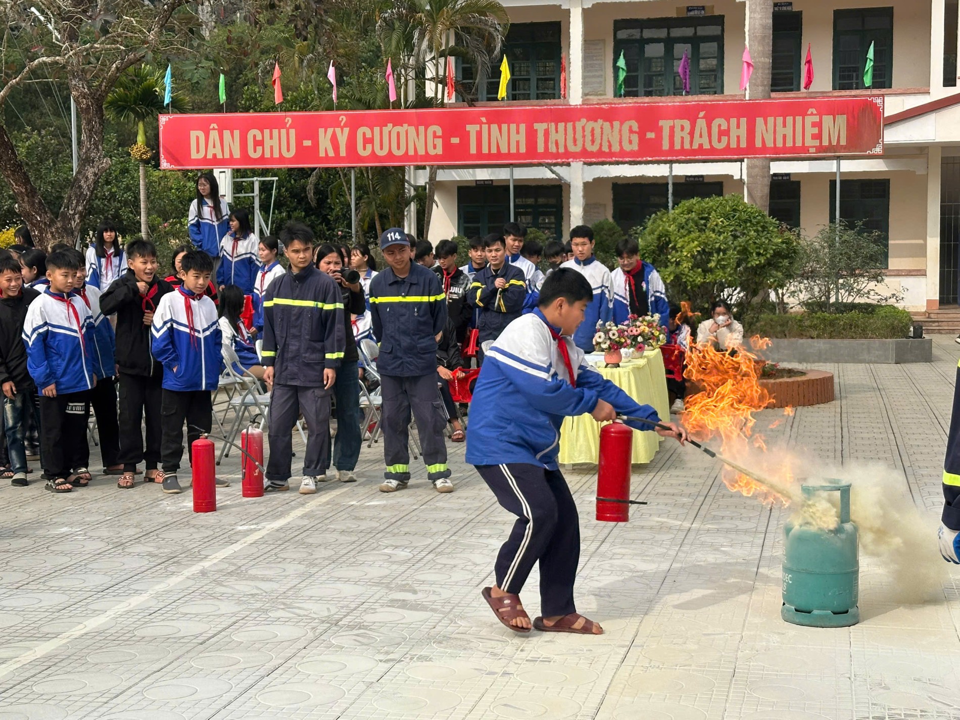 8 học sinh trải nghiệm công tác CC tại THCS Phượng Tiến