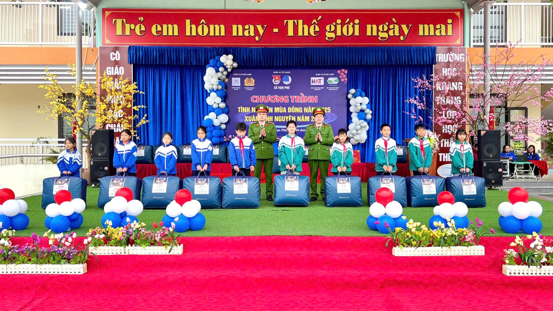 Ảnh 1, Chi đoàn Công an xã Vạn Phú tặng quà cho các em học sinh có hoàn cảnh khó khăn