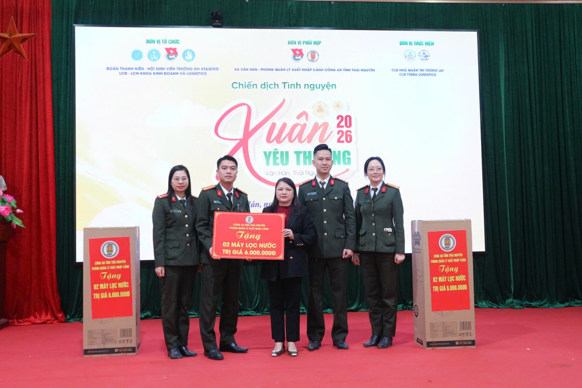 Đại diện Phòng Quản lý xuất nhập cảnh trao tặng quà cho Trường Mầm non Văn Hán