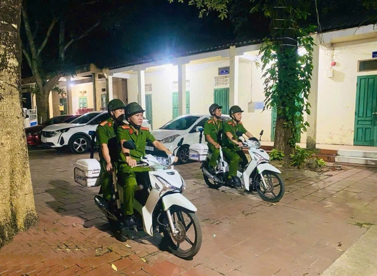 Hình ảnh 1 Lực lượng Công an xã triển khai tuần tra, kiểm soát trên các tuyến đường trên địa bàn