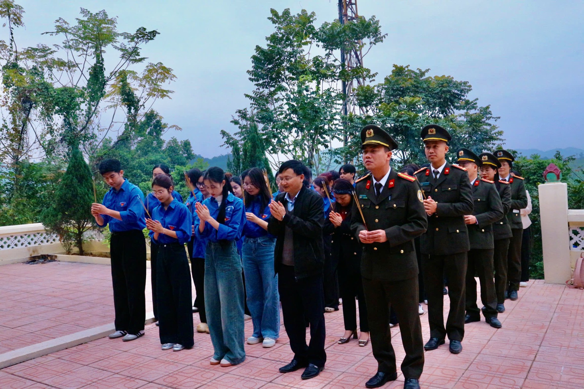 Hình ảnh Dâng hương tại Đài tưởng niệm xã Văn Hán, tỉnh Thái Nguyên