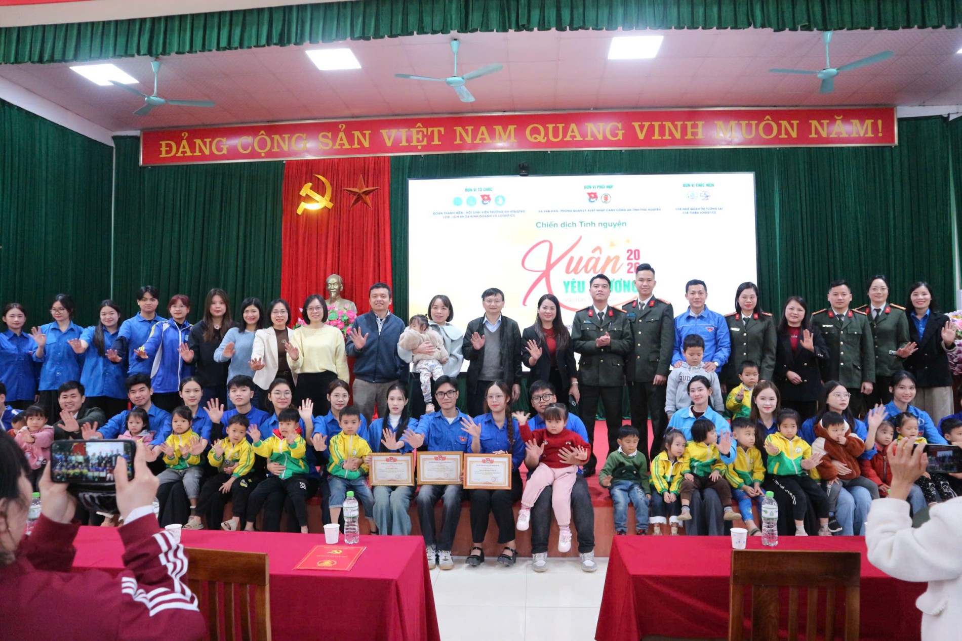 Hình ảnh trao tặng quà cho các cháu học sinh tại trường Mầm non Văn Hán