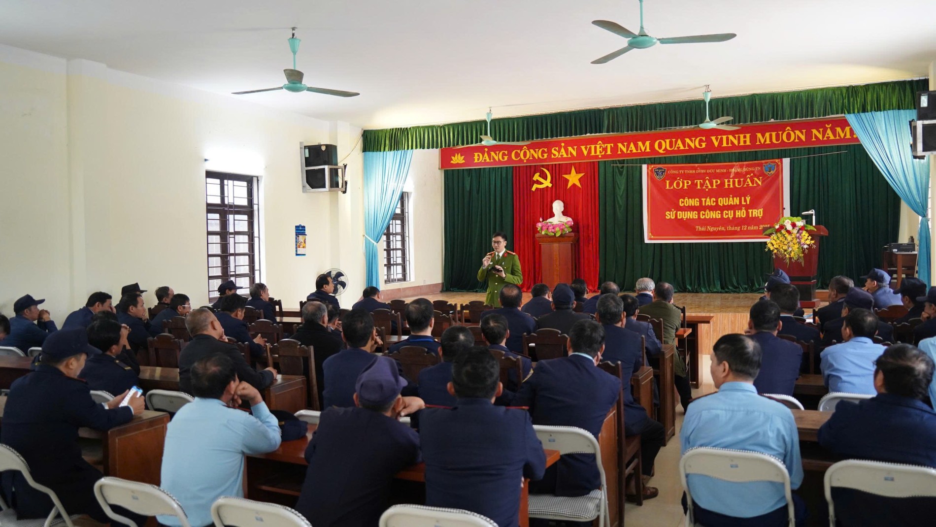 Tập huấn về quản lý, sử dụng công cụ hỗ trợ; tuyên truyền các quy định của Pháp luật về quản lý, sử dụng vũ khí, vật liệu nổ, công cụ hỗ trợ và pháo cho lực lượng bảo vệ