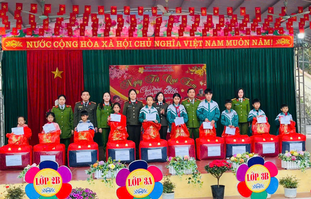 1 Công an phường Bắc Kạn tặng quà học sinh nghèo