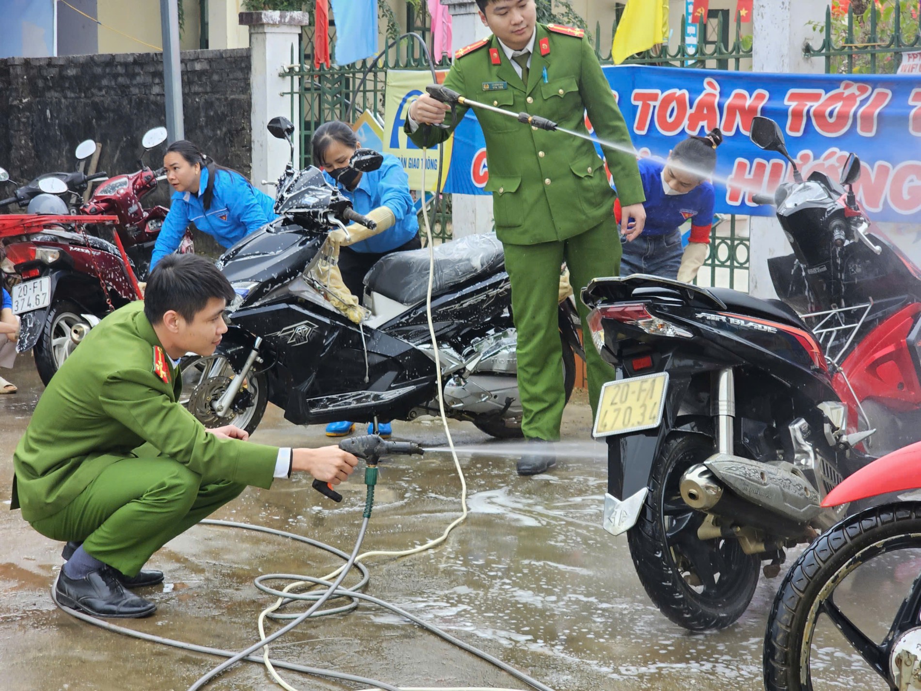 2 Cán bộ, đoàn viên Công an xã tham gia rửa xe gây quỹ vì cộng đồng