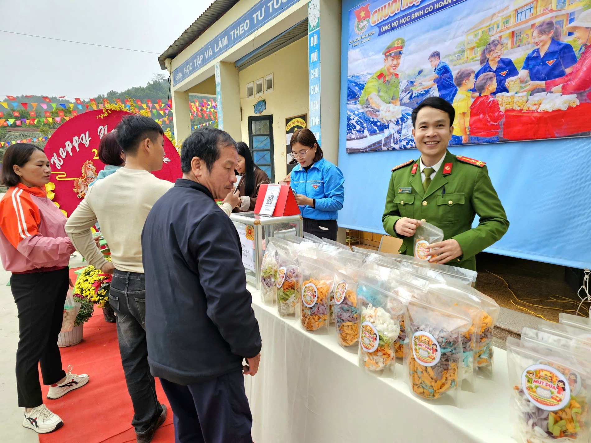 3 Nhân dân địa phương hưởng ứng hoạt động gây quỹ do Công an xã tổ chức