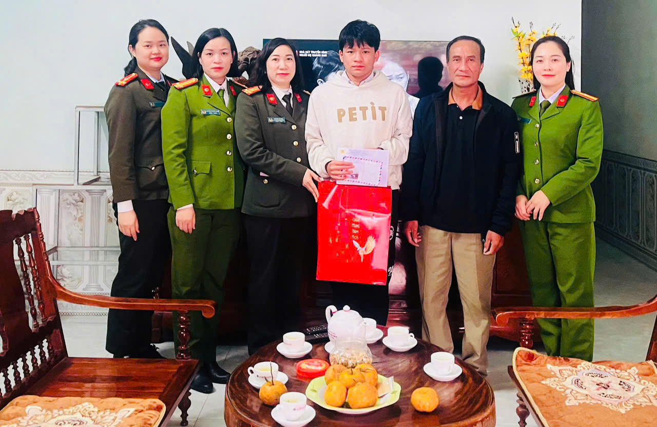 3 CAP Bắc Kạn tặng quà cho con của lực lượng ANCS mắc bệnh hiểm nghèo