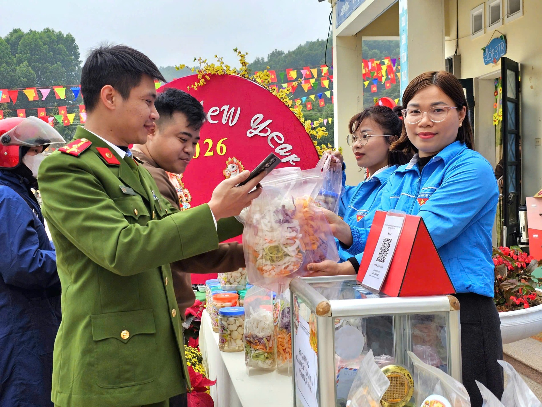 4 Đoàn viên Chi đoàn Công an xã Đức Lương tham gia bán mứt Tết gây quỹ thiện nguyện