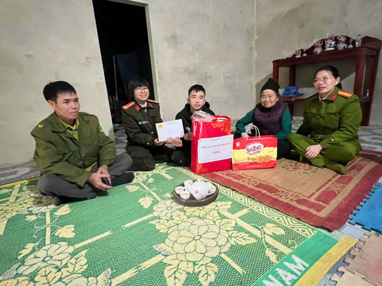 Ảnh 1 Chi hội phụ nữ Công an xã thăm hỏi, tặng quà em Lăng Văn Cường
