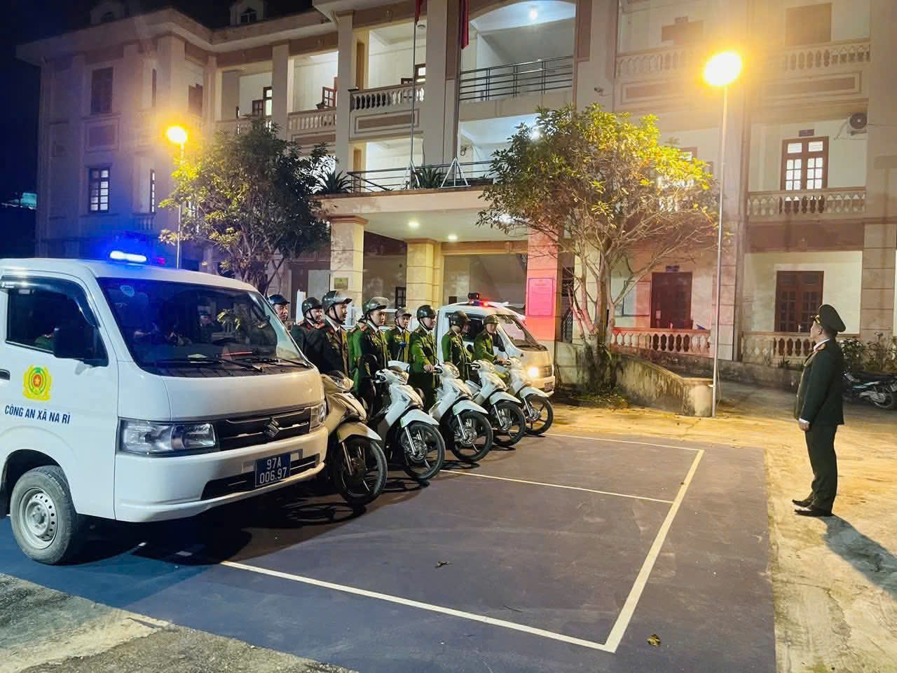 Ảnh 1 Công an xã Na Rì chuẩn bị lực lượng, phương tiện tuần tra bảo đảm ANTT