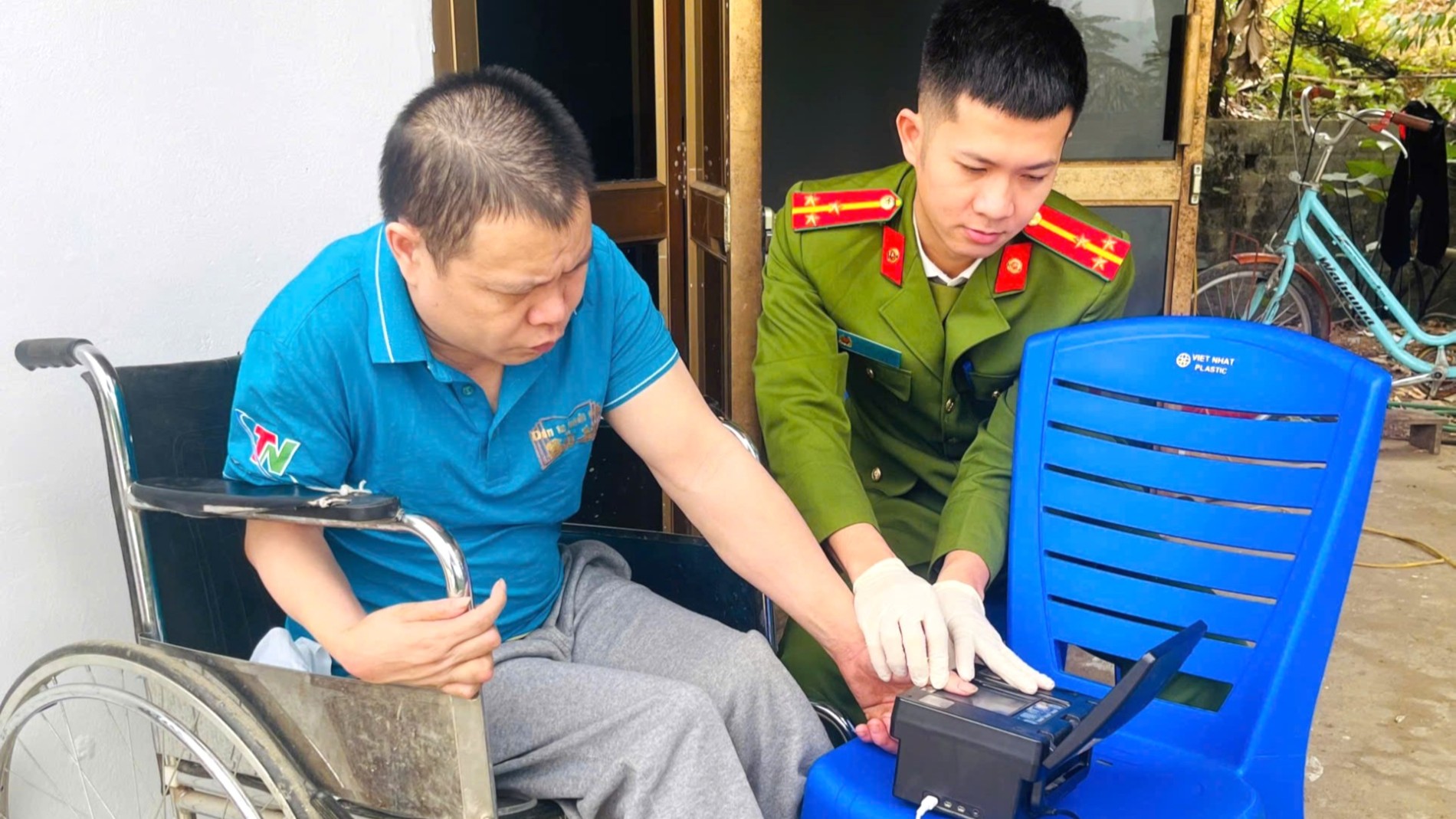 Ảnh 2 Cán bộ Công an xã Định Hóa đến tận nhà làm thủ tục thu nhận hồ sơ cấp Căn cước cho anh Phan Văn Hiếu