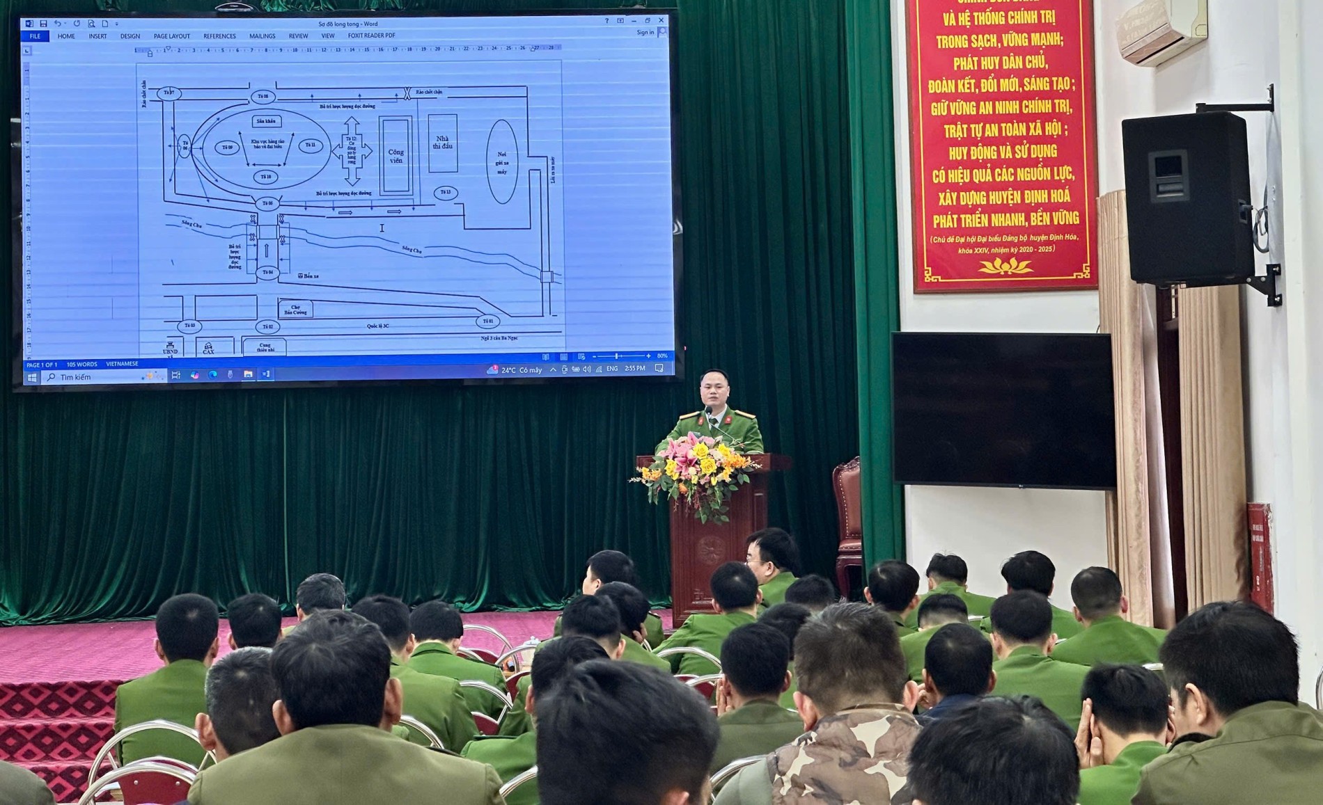 Ảnh 3 Cán bộ chiến sĩ Công an xã Định Hóa cùng với lực lượng phối hợp tham gia hội nghị triển khai kế hoạch