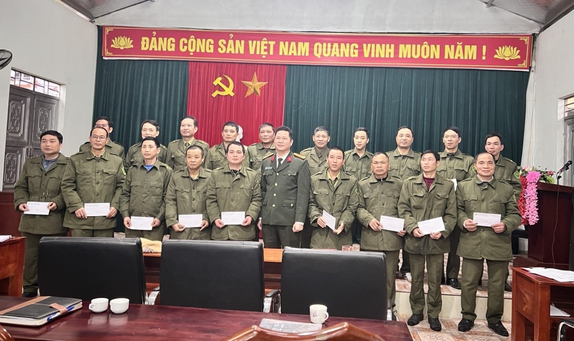 Ảnh tặng quả lực lượng an ninh cơ sở