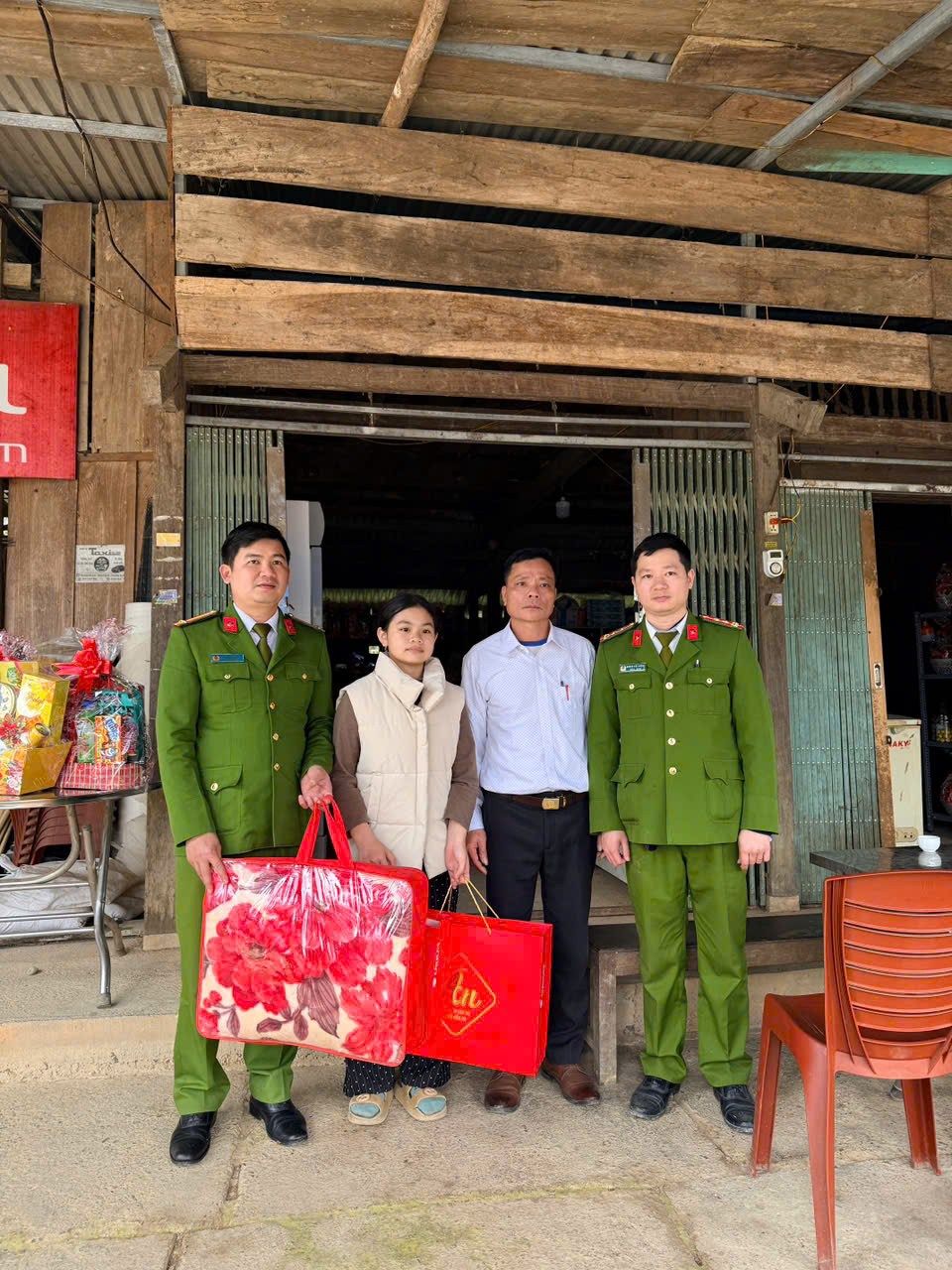 CAX động viên, tặng quà trẻ mồ côi