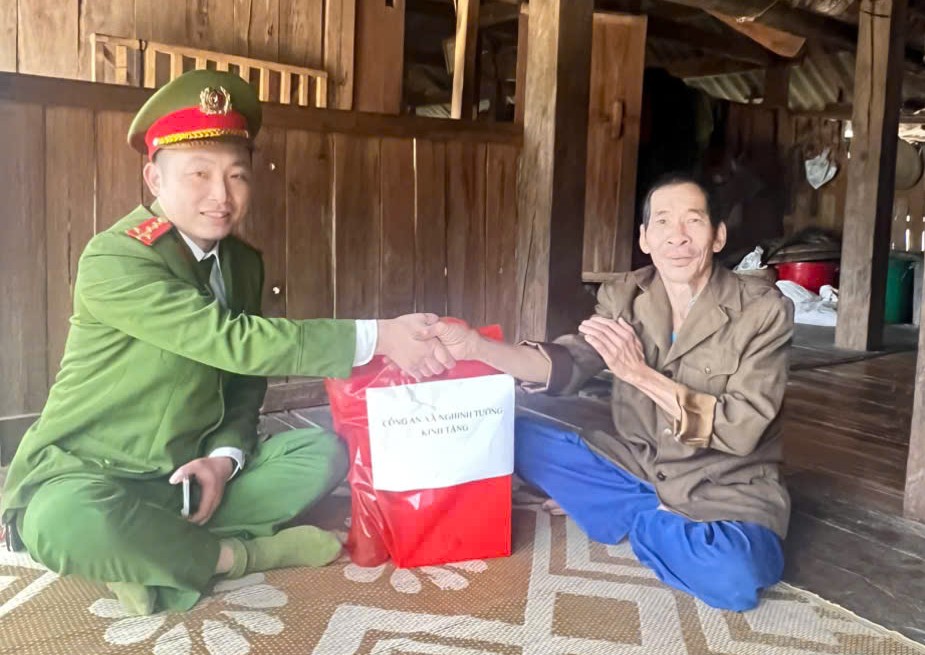 Chỉ huy Công an xã tặng quà hộ gia đình khó khăn 2