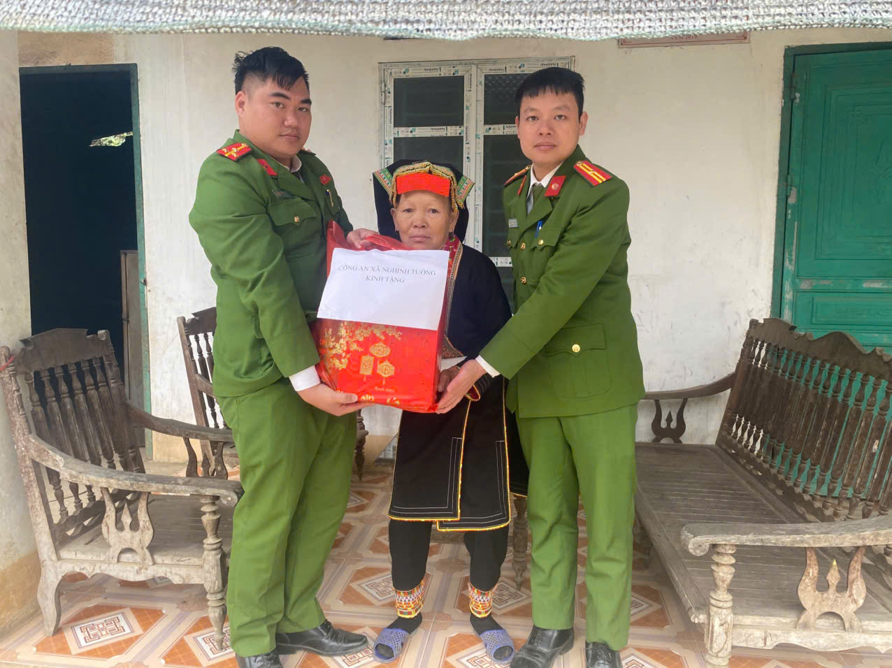 Chỉ huy và cán bộ Công an xã tặng quà hộ gia đình khó khăn 1