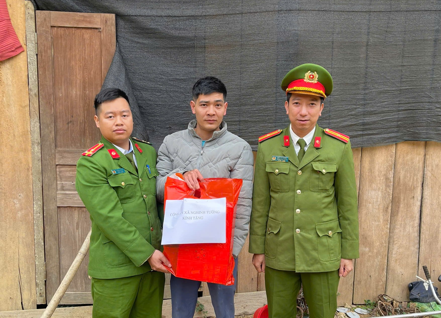 Chỉ huy và cán bộ Công an xã tặng quà hộ gia đình khó khăn 3