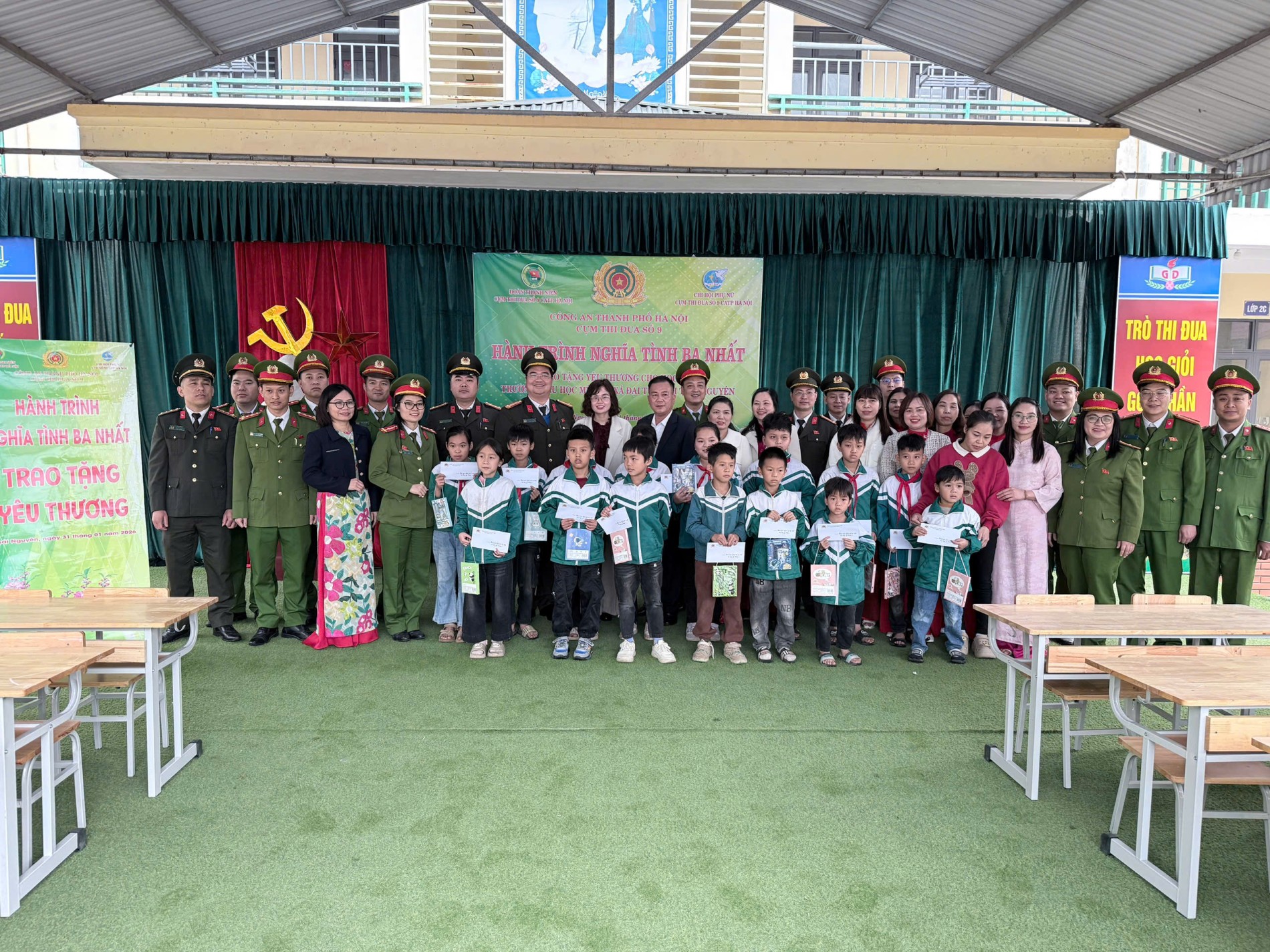 TẶng quà Khôi Kỳ