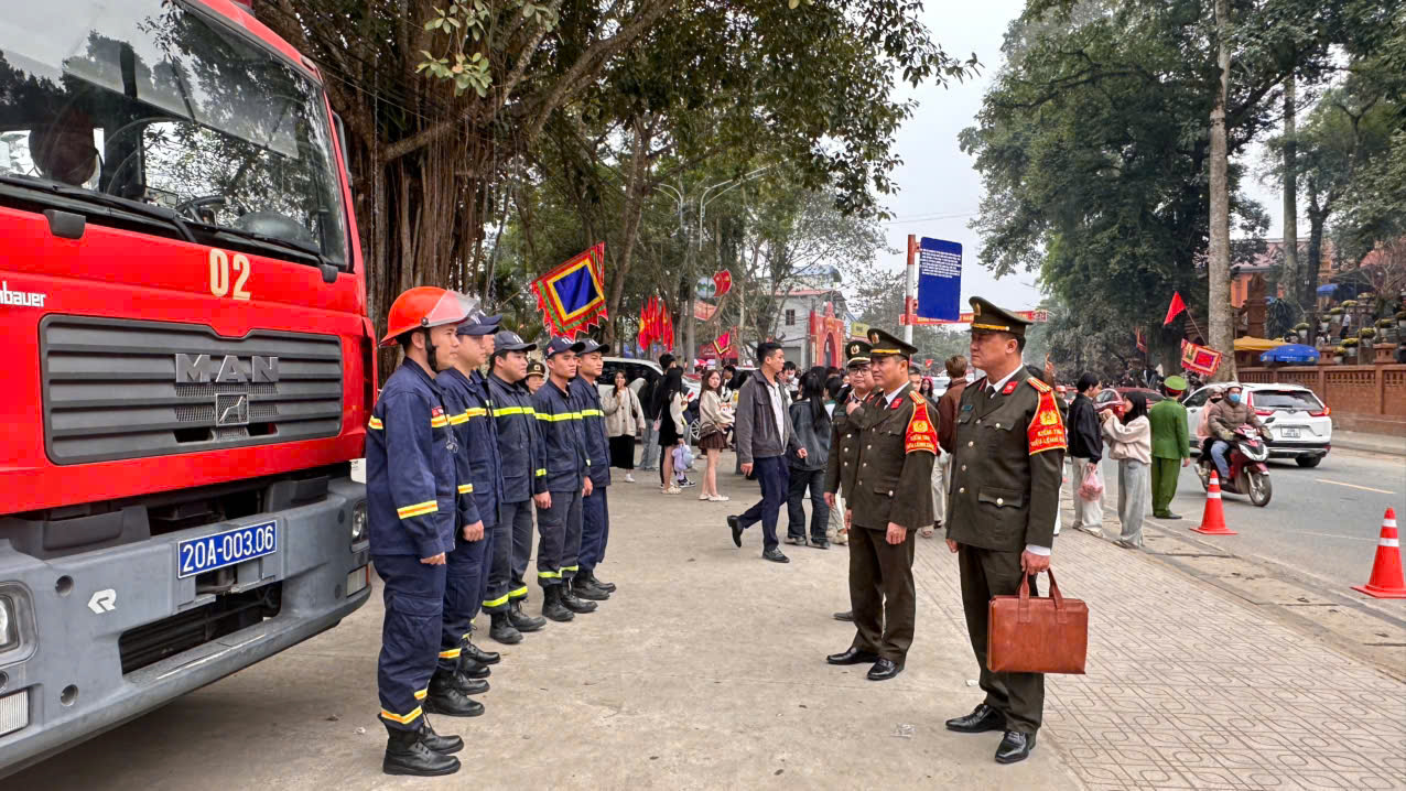 Tổ điều lệnh kiểm tra quân số thực hiện công tác PCCC tại Đền Đuổm